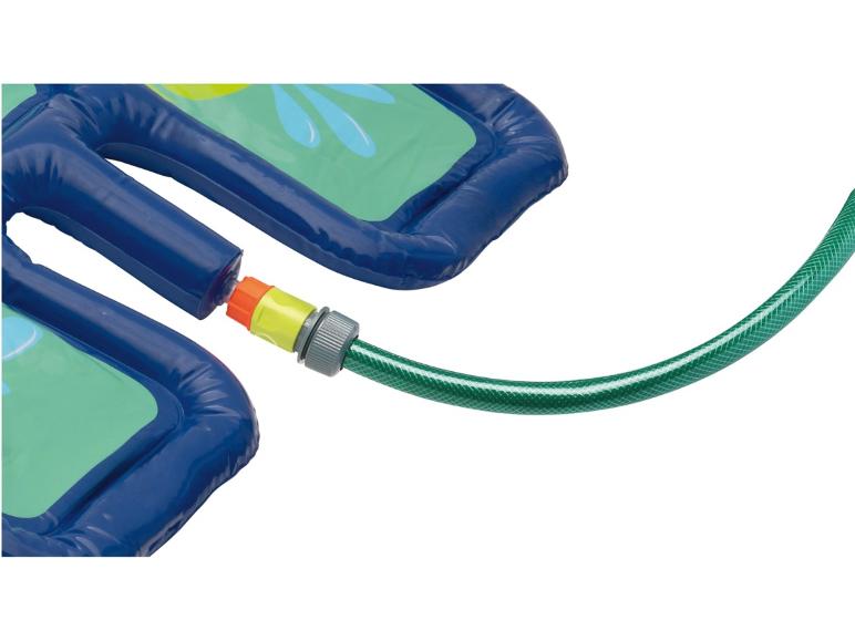 Tapis d'eau gonflable et tuyau d'arrosage pour jeux aquatiques.