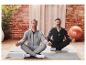 Deux hommes méditent en lotus sur des tapis de yoga.