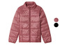 Une veste matelassée rose à manches longues.