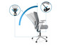 Une chaise de bureau grise avec dossier et hauteur d'assise réglables.