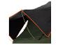 Tente de camping verte et noire avec des détails orange.
