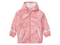 Un imperméable rose avec un motif arc-en-ciel pour enfant.