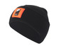 Un bonnet noir avec un logo 'Ski+Chill' orange.