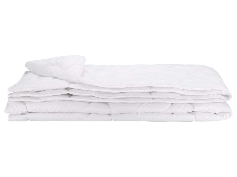 Une couette blanche pliée.