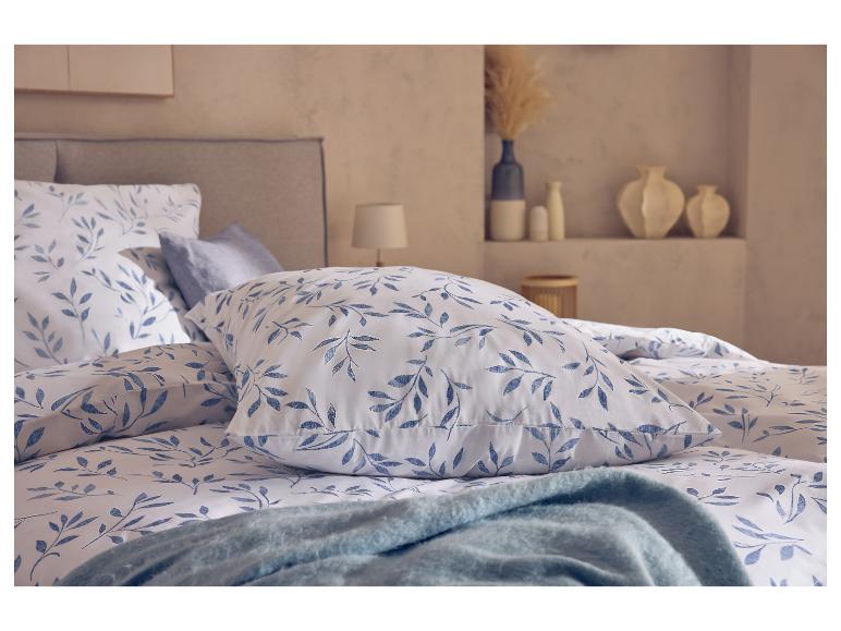 Parure de lit LIVARNO® Edel-Renforcé à motif feuilles bleues et plaid bleu.