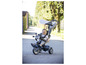 Un enfant roule sur un tricycle gris Smoby Baby Driver.