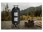 Un fumoir noir avec deux portes, à côté d'un feu de camp dans les montagnes.