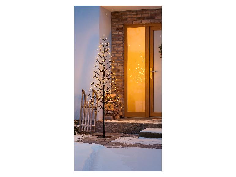 Arbre de Noël LED extérieur, illuminant l'entrée enneigée d'une maison.