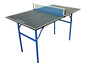 Une table de ping-pong pliable bleue de la marque Schildkröt.