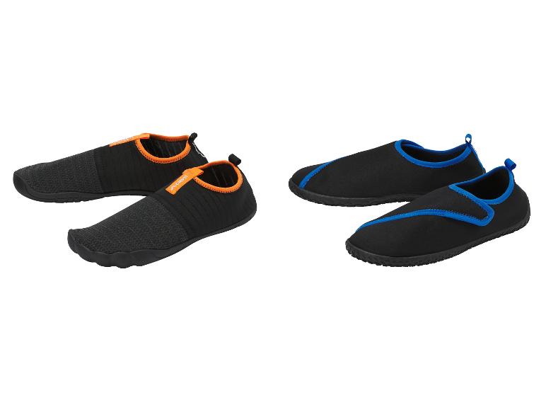 Chaussures d'eau noires avec détails orange et bleus.