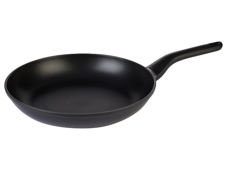Une poêle noire antiadhésive avec une poignée ergonomique.