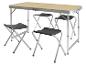 Table de camping pliante avec quatre tabourets, bois clair et aluminium.