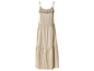 Une robe beige ajustée avec des bretelles fines.