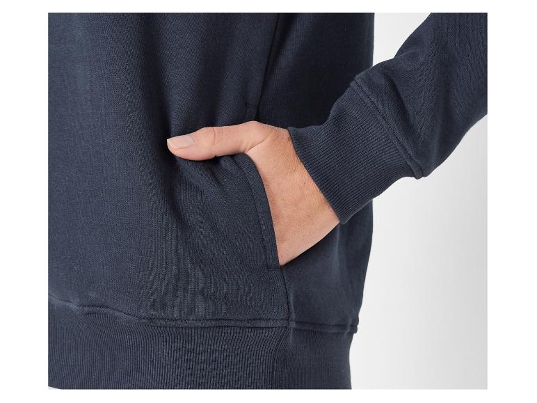 Gros plan d'un sweat-shirt bleu foncé avec une poche.