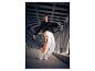 Homme en jogging fonctionnel CRIVIT et veste noire, souriant et sautant sur un pont.