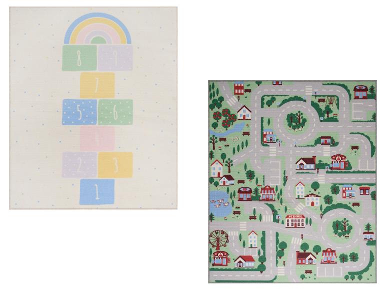 Deux tapis de jeu : l'un avec un motif de marelle, l'autre avec une carte routière de ville.