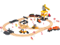Ensemble de train en bois avec grue, véhicules de construction et ouvriers.