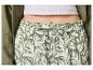 Pantalon femme à imprimé floral et haut blanc.