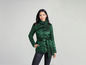 Une femme portant une veste matelassée verte avec une ceinture