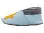 Chaussons de bébé bleus avec une étoile jaune et de petites étoiles
