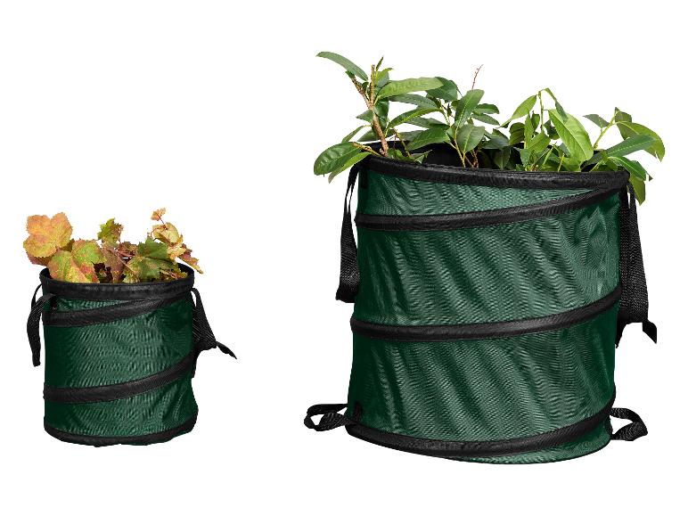Deux sacs de jardin verts pliables remplis de feuilles et de branches.