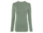 Un t-shirt vert à manches longues en coton.