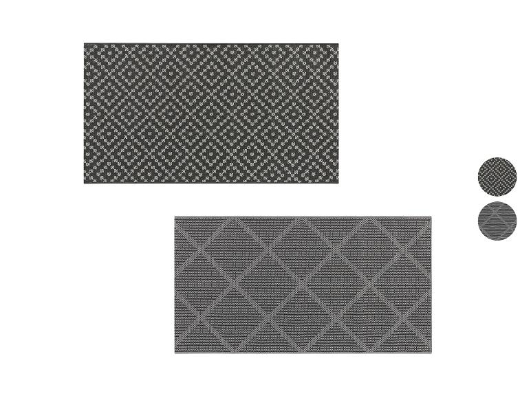 Deux tapis avec des motifs géométriques en gris et noir.