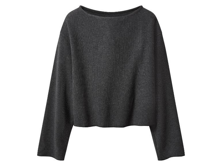 Pull gris foncé à manches longues et col bateau.