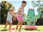 Enfants jouant avec un cactus gonflable et des jeux d'eau.
