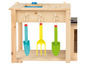 Une table de jeu en bois avec deux pelles et un râteau