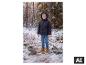 Un garçon dans une forêt d'hiver portant des bottes enfant ESMARA KIDS et une veste noire. [image générée par l'IA]