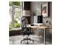 Chaise de bureau ergonomique dans un bureau à domicile avec un bureau en bois et un ordinateur.
