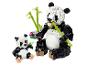 Ensemble Lego avec une maman panda et son petit, tous deux tenant du bambou, sur fond blanc.