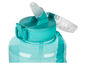 Une bouteille d'eau turquoise avec une paille et une poignée.