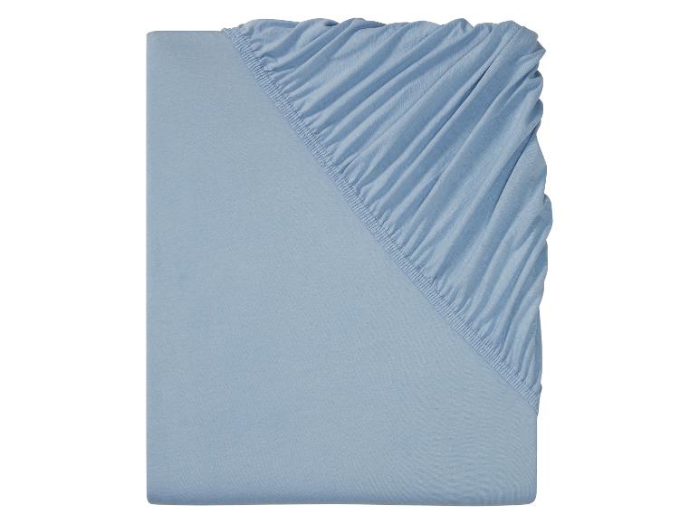 Drap-housse bleu clair avec élastique.