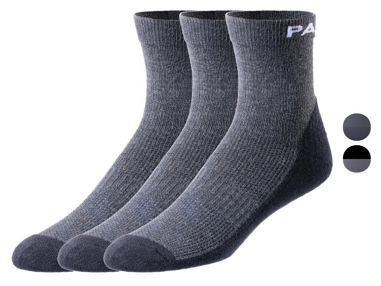 Trois paires de chaussettes grises de la marque 'PA'.