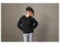 Femme portant un sweat-shirt à capuche noir et un jean.