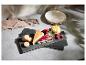 Gâteaux, macarons et framboises sur des plateaux d'ardoise foncée.