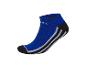 Chaussettes de sport bleues avec des rayures blanches.