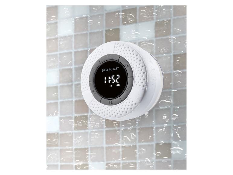 Une radio de douche Silvercrest blanche avec un écran digital.