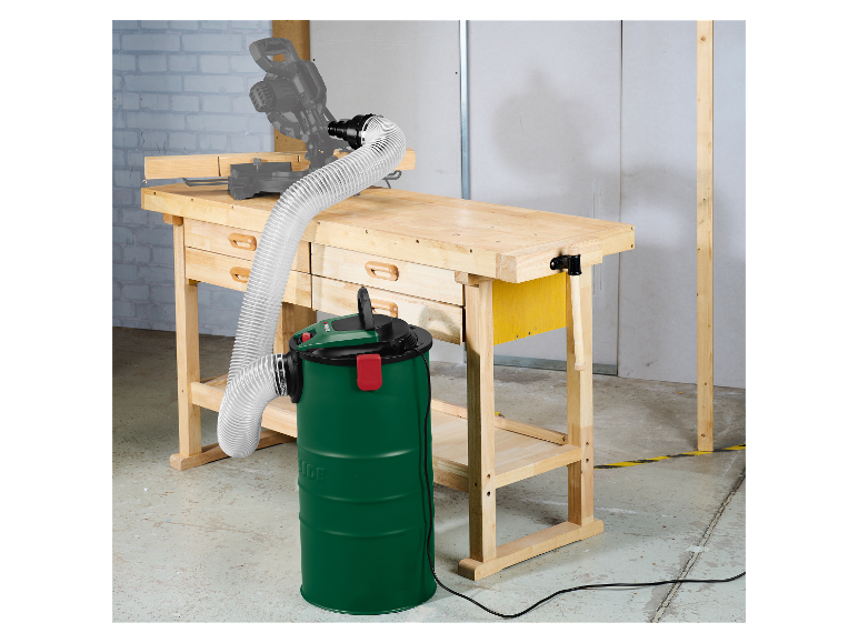 Aspirateur Bosch connecté à une scie sur un établi en bois.