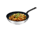 Poêle wok avec nouilles, légumes et graines de sésame