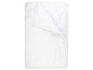 Une couette blanche avec un motif brodé.