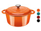 Une cocotte en fonte orange avec couvercle.