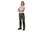 Femme en t-shirt blanc et pantalon de travail camouflage Parkside.