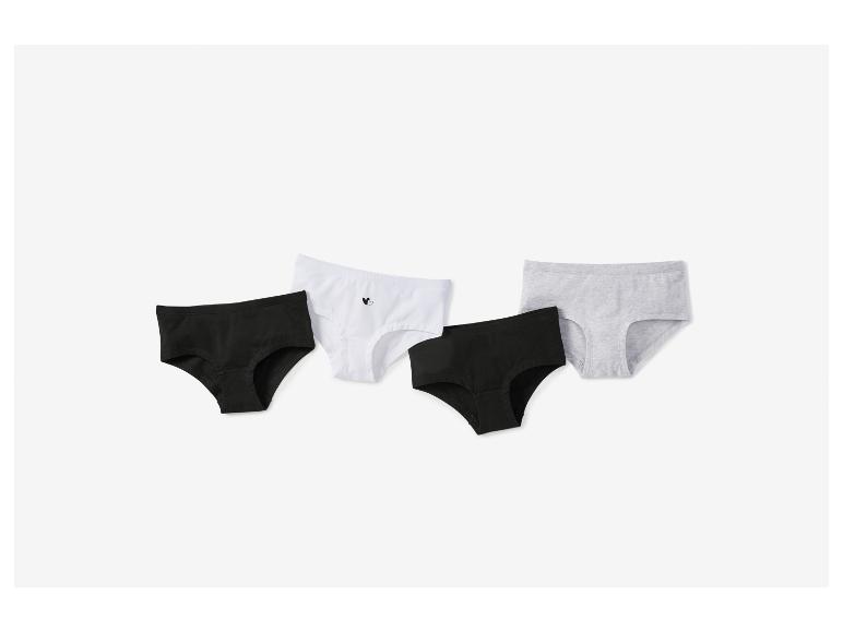 Quatre culottes en noir, blanc et gris, avec un petit logo en forme de cœur sur la blanche.