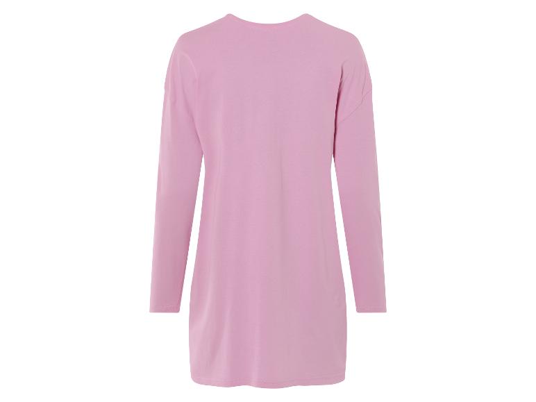 Une robe t-shirt rose à manches longues.