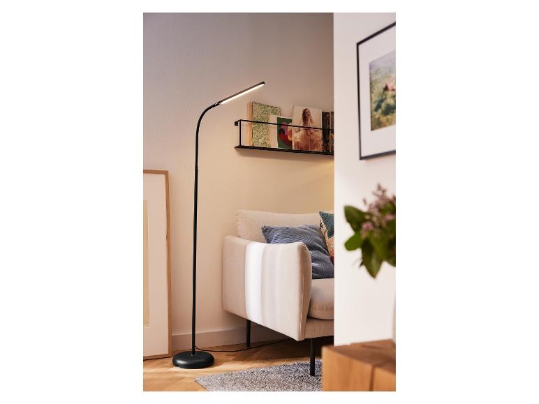 Lampadaire LED LIVARNO home dans un salon chaleureux.