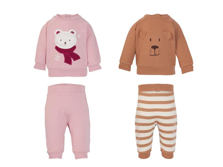 Ensemble thermique bébé LUPILU®: sweat rose ourson polaire et pantalon uni, et sweat marron ourson avec pantalon rayé.