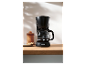 Cafetière SilverCrest sur un comptoir en bois.